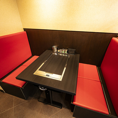 【落ち着いた雰囲気の4名様席】4名様での利用に最適。周囲を気にせず自慢の鉄板料理をゆったり堪能できます