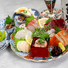 目利きが選ぶ旬の鮮魚を彩りよく盛り込んだ豪華なお造り