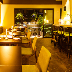 4名様がご利用いただけるテーブル席は3卓ございます。開放感のあるゆったりとした店内は仲間同士の集まりもにおすすめです！【ベトナム料理/メキシカン/ダイニングバー/高岳駅/テラス/女子会/記念日/宴会】