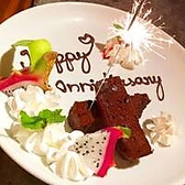 お客様の大切な日をもっと特別に演出するために、メッセージ入りのサプライズプレートをご用意しております。ご希望のメッセージを添えて、心に残る素敵なひとときをお届けします。詳細などはお気軽にスタッフまでお尋ねください。特別な日のお手伝いをさせていただきます。