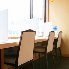 カウンター席は、お一人様でも気軽に利用できます♪仕事帰りのサク飲みや、ホテルの宿泊客の方にもおすすめです◎もちろん、カップルでのご利用も素敵です。