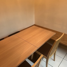 当店では、4名様掛けのテーブル席を3席ご用意しております。女子会やママ会などのちょっとしたお集まりにもぴったりです♪テーブル間隔は広めなので、周囲を気にすることなくお食事ができます。