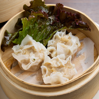 溢れ出す肉汁に感動！当店自慢の「餃子」440円(税込)～