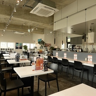 食事と会話を楽しめる「居心地の良いホスピタリティ」