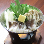 新鮮な素材を使った鍋料理は、心温まる一品です。食材の旨味が広がり、地酒や焼酎にも合う逸品です。