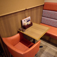 周りを気にせずゆったりとお寛ぎいただけるソファ席！