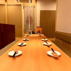 【テーブル席:2~4名様×5卓】同僚やご友人同士などグループでのお集まりに最適。広々としたテーブル席です!打ち上げや歓迎会・送別会、懇親会といった会社のお集まり、ご友人同士や女子会など様々なシーンでお使いいただけます。最大22名様までご利用可能ので、ご希望の際はお気軽にご相談くださいませ。