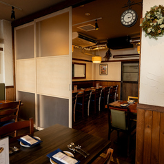 広々としたフロアの半分は、大きな仕切りで区切ることで落ち着いた半個室としても利用可能です。12名掛けのロングテーブルも、周囲を気にせず過ごせるプライベートな空間に早変わり。歓送迎会やご親族での集まりなど、大切な人たちと水入らずで語らう、特別なディナータイムを演出します。