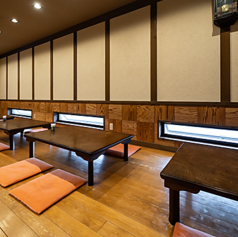 少人数でのご宴会やお食事にぴったりのテーブル席です。当店自慢の新鮮な海の幸とこだわりの銘酒を、気の置けないお仲間とゆったりお楽しみください◎