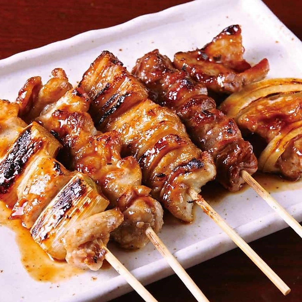素材にこだわった当店自慢の炭火で焼き上げる串焼きはバリエーション豊富にご用意しております♪ 
