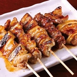 素材にこだわった当店自慢の炭火で焼き上げる串焼きはバリエーション豊富にご用意しております♪ 