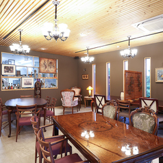 6名様用のテーブル席が2卓ございます。ご家族やご友人とのカジュアルな食事シーンにぴったりで、アットホームな雰囲気で楽しいひとときをお過ごしいただけます◎おしゃれな料理を囲んで、心温まる会話をお楽しみください♪