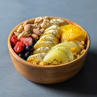 アサイーボウルや華やかなクレープなど充実のスイーツ♪