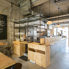 20名様以下での貸切利用も承っております。店内には最大10名様程で座れるテーブル席もご用意。普段はパーテーションで区切っているため、中規模の宴会やグループでのご利用にも柔軟に対応可能です◎周りを気にせず仲間内だけで盛り上がりたいシーンや、アットホームなパーティーをお考えの際は、ぜひお気軽にご相談ください