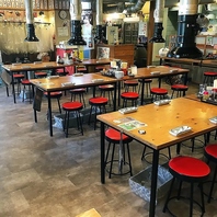 活気あふれる広々とした店内