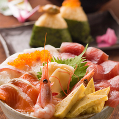 本日の鮮魚のはみ出る海鮮丼