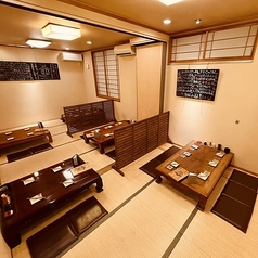 広々としたローテーブルで落ち着いた和の雰囲気のお席!小さなお子様連れのご家族や会社宴会、プライベートな飲み会など様々なシーンでご利用いただけます。