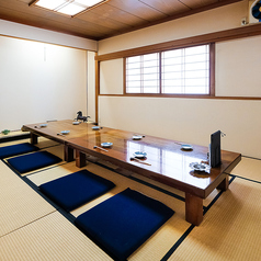 店内には、ゆっくりと過ごしていただける落ち着いた個室を多数ご用意しております。ご家族の食事、接待、記念日、旅先での特別なひとときなど、さまざまな場面でご利用いただける空間です。周囲を気にせず、会話と料理に集中できる時間をお届けいたします。