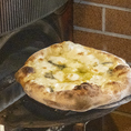 【ふっくらもちもちPizza：高温で香ばしく焼き上げる石窯！】直火と放射熱で高温かつしっとり焼き上げるのでチーズもとろーりたまらない…。節々に感じるこだわりを是非。