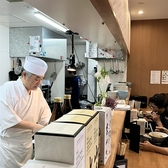 【臨場感あふれるカウンター席】お気軽にご利用いただけるお席で、料理人が手掛ける自慢のお料理をご堪能いただけます。横並びのお席は気軽なデートにもオススメ♪