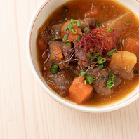 お酒が進む一品目白押し♪大衆酒場の定番の煮込みも！