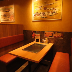 【ソファー席　4×9】座り心地の良いソファー席です。席数も豊富なので、広々ゆったりとお食事をお楽しみいただけます。飲み会やデートはもちろん、家族連れなど幅広いシーンにどうぞ！