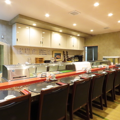 1階のカウンター席はゆったり足が伸ばせるテーブル式です。※喫煙スペースは建物内にご用意しております。