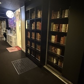 【本棚を模した扉に遊び心を感じるエントランス。扉を開ければまるで別世界に来たかのような大人の隠れ家が広がります。】