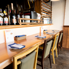 木の温もり溢れるキッチン対面のカウンター席は、職人の手さばきやピザが焼きあがるまでを間近に感じる特等席。ズラリと並ぶワインボトルを眺めながら、ゆったりとお酒と小皿料理を楽しめます。お仕事帰りの一杯や大切な方との語らいに、落ち着いた大人の時間をお過ごしください。