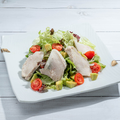 アボカドと鶏たたきのわさびドレサラダ