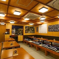 店内席数38席。気軽なテーブル席とくつろぎの掘りごたつ