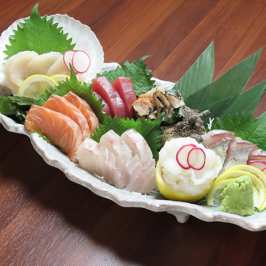 旬の魚介を見た目も美しく盛り付けたお刺身盛合わせは、厳選した地酒との相性抜群！お試しください。