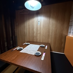 シックで落ち着いた空間が広がる4名様用個室。女子会や友人同士の集まり、少人数での飲み会に最適です。木目調のインテリアとやわらかな照明が温かみを感じさせ、九州料理やお酒をゆったりと楽しめます。会話を楽しみたい方にもおすすめです。