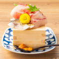 【喧騒を忘れる大衆酒場♪】都会の忙しさを忘れさせてくれる心地よい店内で、絶品の居酒屋メニューを豊富にご用意しております！各種ご宴会に嬉しい「2時間飲み放題付きコース」もございます★お仕事帰りのサク飲みから仲間内での本格的な飲み会まで、美味しい料理とお酒で賑やかな夜をお楽しみください◎