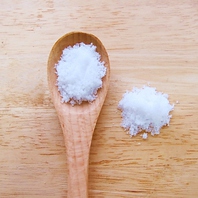 素材の旨みを引き出す天然塩を使用