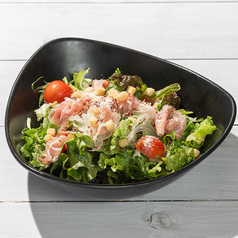 チーズと生ハムのシーザーサラダ