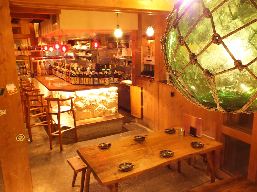 沖縄の古民家をそのままお店に、木製の温かみのある椅子とテーブル。