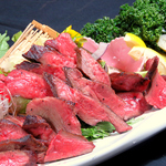 自慢の肉料理を多数ご用意！詳細は料理ページをご覧下さいませ！