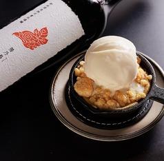 焼きたて苺クランブルパイ酒粕アイス添え