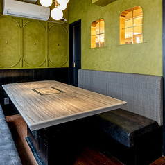 落ち着いたグリーンの壁と洗練されたインテリアが特徴で、心地よいプライベート空間を提供します。女子会、記念日や接待など様々なシーンでご利用いただけます。