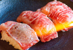 国産牛　炙り牛寿司　三貫盛りの写真