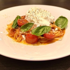 ブラッターチーズとバジルのトマトソースパスタ