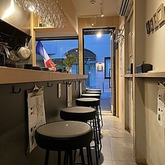 着席時最大8名様、立食時最大10名様での貸切も承ります！高級ワインと共に思い出に残る上質なひとときをお過ごしいただけます。ご利用人数などお気軽にご相談ください！混み合うシーズンのご予約はお早めにどうぞ！