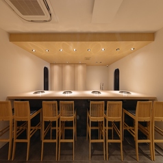 カウンター席を8席ご用意しております！店内は全面禁煙のため、小さなお子様連れの方も安心してご来店いただけます◎家族や恋人、親しい友人との楽しいひとときなど、さまざまなシーンでご利用いただけるお席です。ぜひ、特別なひとときを存分にお楽しみください！