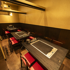 【最大20名対応の個室空間】テーブルを結合し最大20名様でご利用可能。特別な日の食事に最適な空間でございます。