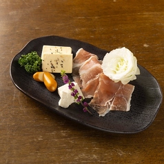 生ハムとチーズの盛り合わせ