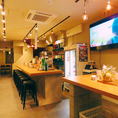 【選べる席タイプ♪】テーブル4名様×2席、カウンター1名様×8席を完備！手前には立ち飲みスペースもあり、料理を楽しむのも自由自在◎お一人様やカップルに人気のカウンター席に加え、グループでゆったり過ごせるテーブル席は店内の奥の半個室になります♪魚の棚商店街に誕生したお店で、こだわりの海鮮料理をどうぞ。