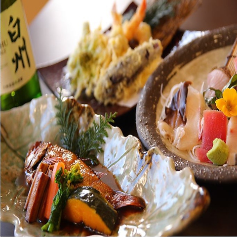 落ち着いた雰囲気の店内で、新鮮なお魚を使用した料理や和食が食べられる。