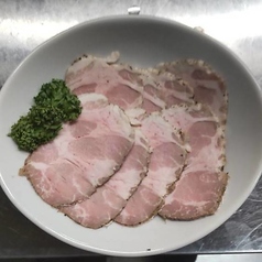 【低温調理でしっとり】自家製ダレが絡む、お酒の肴にぴったりの手作りレアチャーシューの写真