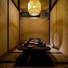 シンプルなお席はお仕事帰りにゆったりとお酒を愉しみたい方にオススメです◎普段使いから特別な日のお食事まで、幅広いシーンでお気軽にご利用下さいませ！ご利用人数やご予算、ご要望などございましたらお気軽に当店までお問い合わせください。